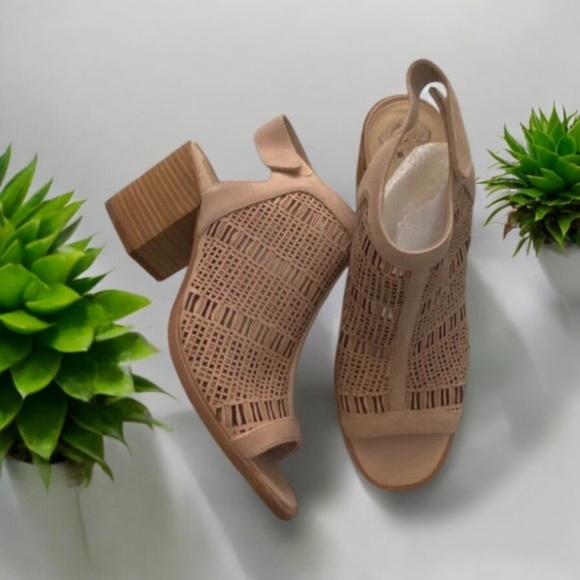Vince Camuto Keannie Beige Laser Cutout Leather adjustable Block Heel Sandals - Picture 1 of 8